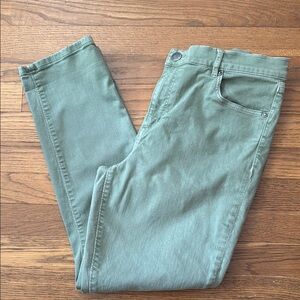 🌿Loft skinny crop jeans in green. Size 12.